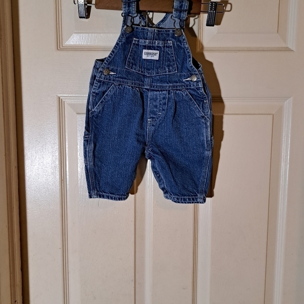 Baby's 5 piece clothing bundle size 0 to 3 months